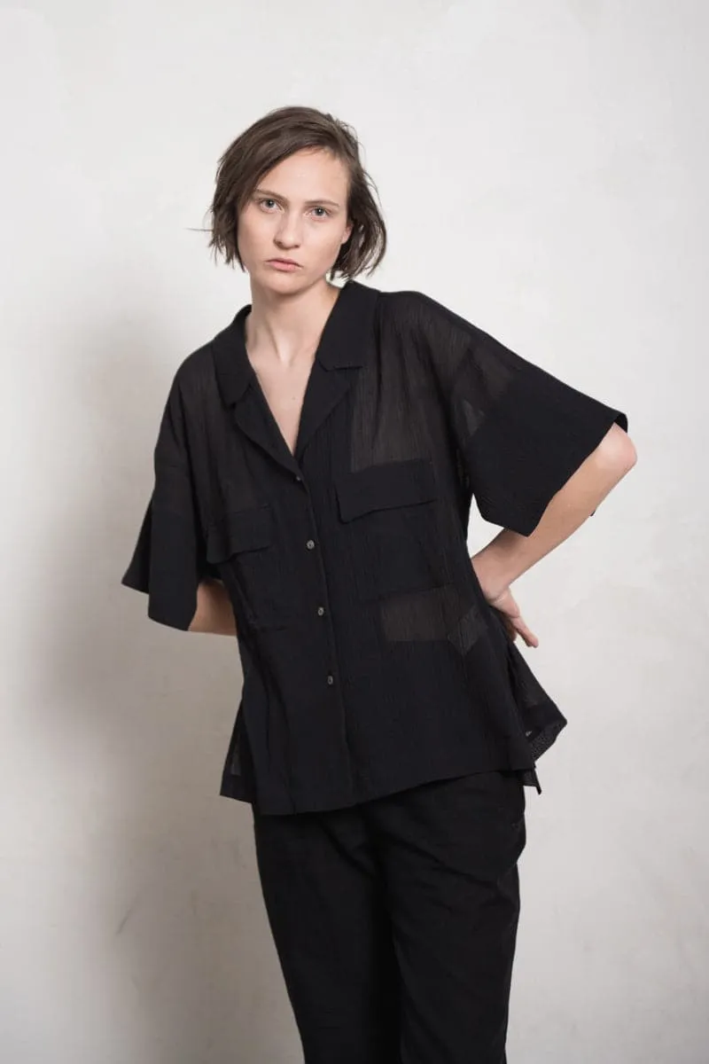 Forme d'Expression | DS044 Boxy Camp-Collared Shirt | Elegante, weite Damenbluse aus Baumwolle in schwarz